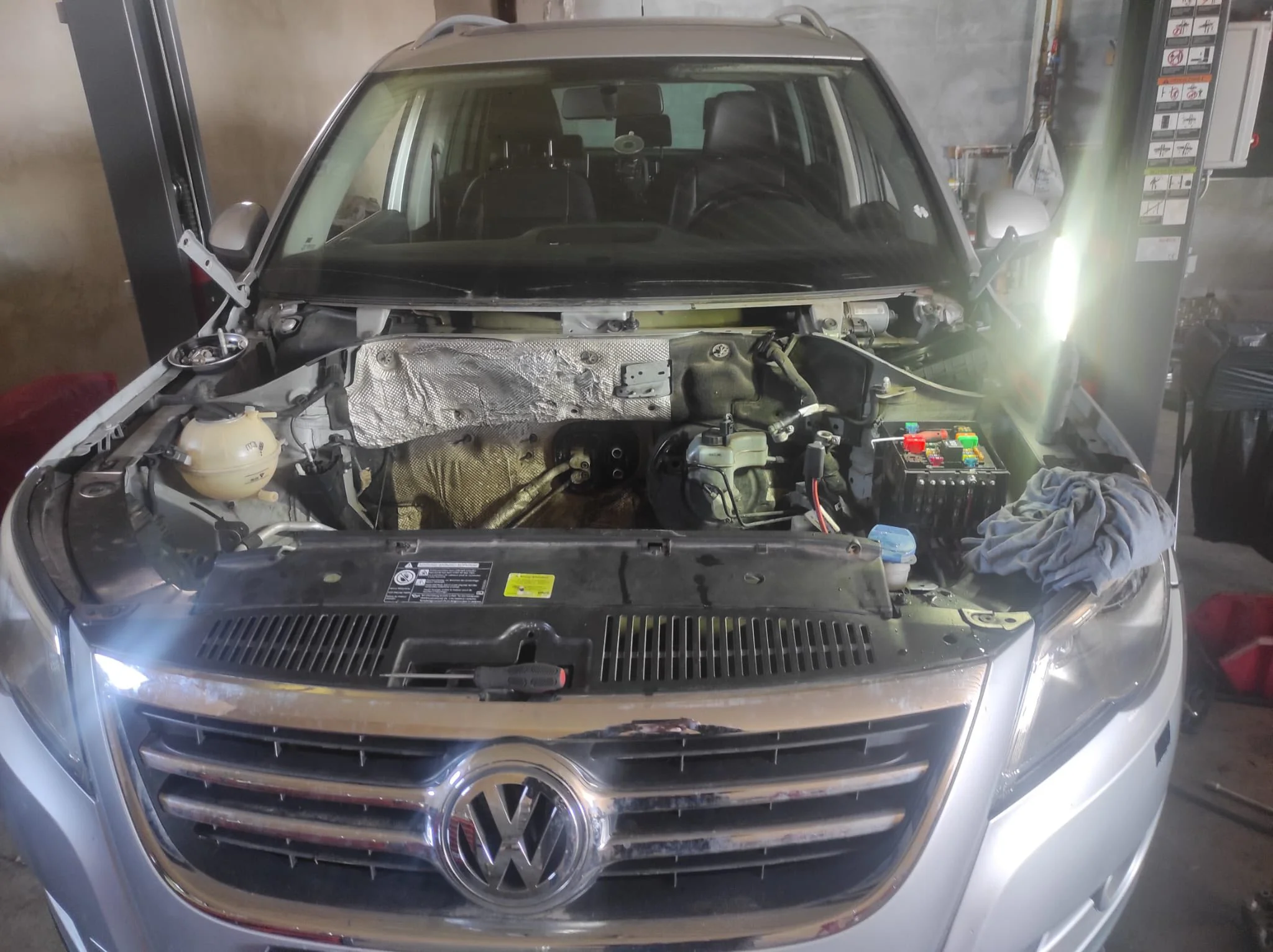 Silnik samochodowy w trakcie naprawy w warsztacie Need for Fix Mokobody